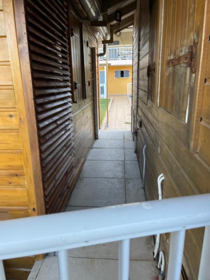 Duo d’appartement séparé par un couloir situé au bord de la mer Le Moule Extérieur photo