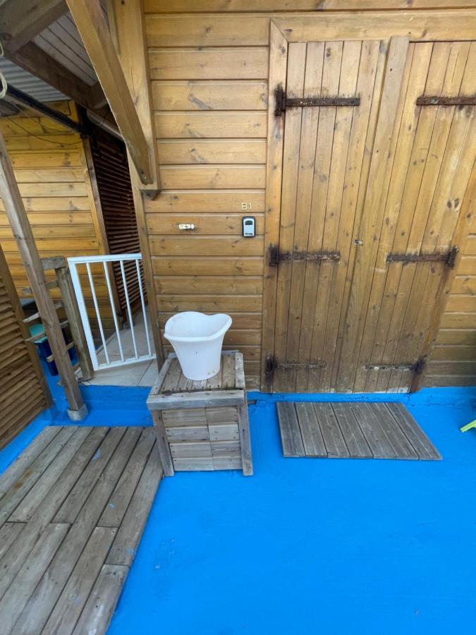 Duo d’appartement séparé par un couloir situé au bord de la mer Le Moule Extérieur photo