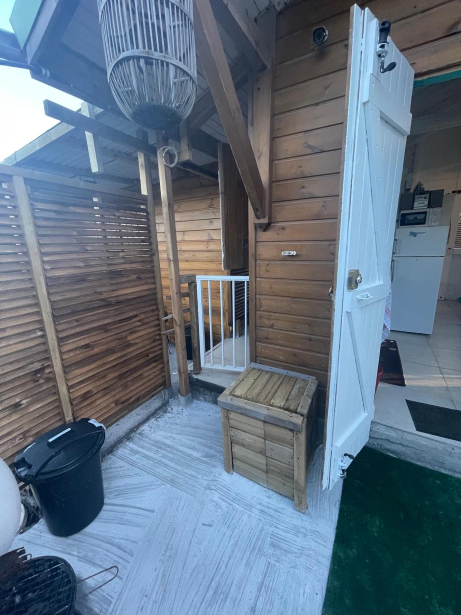 Duo d’appartement séparé par un couloir situé au bord de la mer Le Moule Extérieur photo